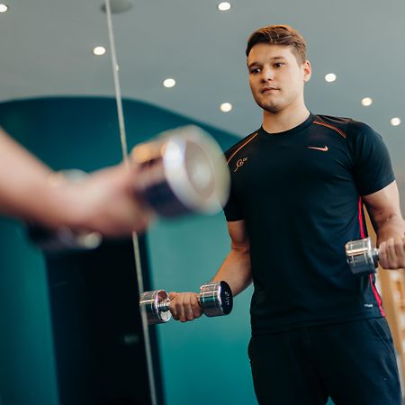فندق بريستول برلين المظهر الخارجي الصورة Personal trainer working with a client
