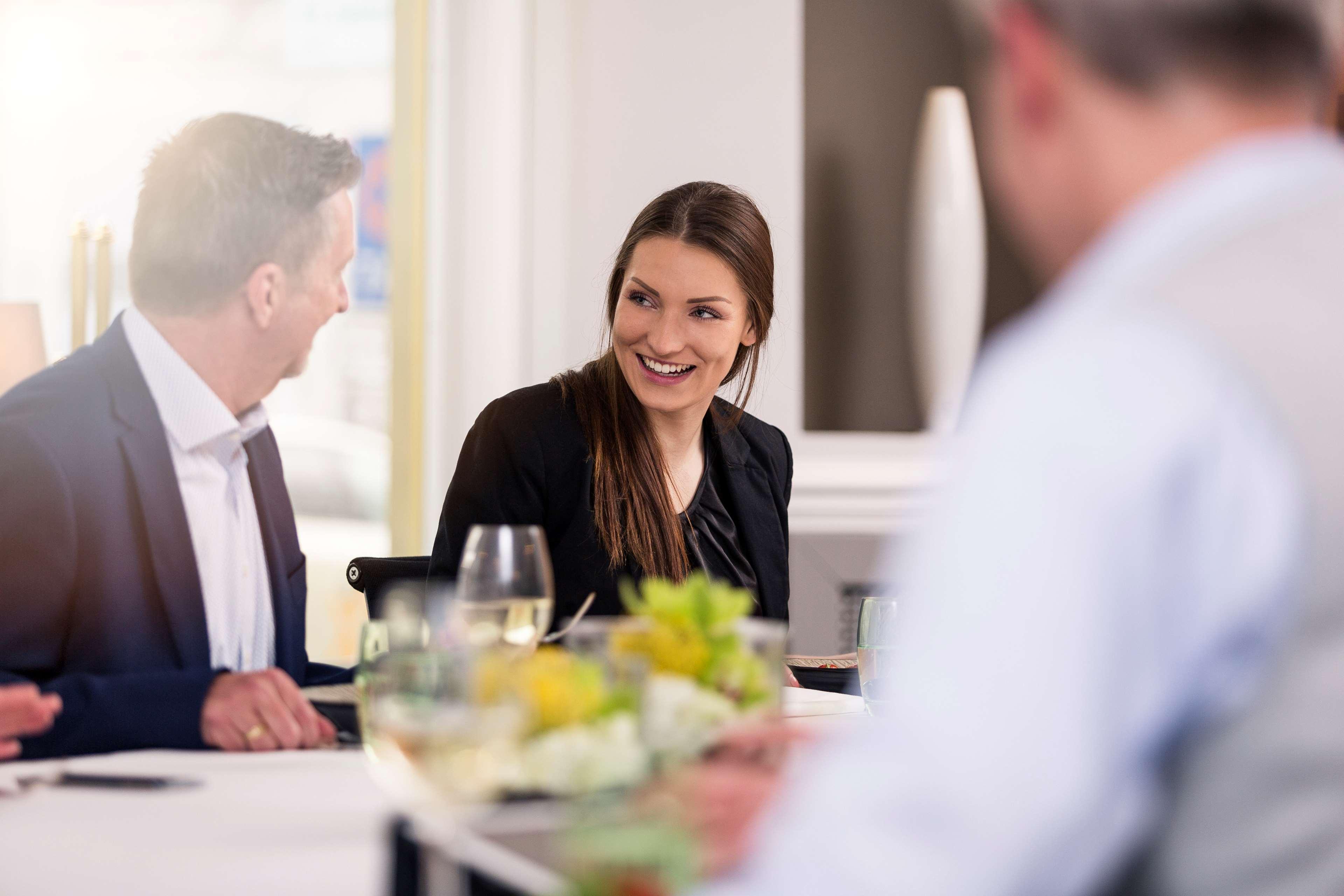 فندق بريستول برلين المظهر الخارجي الصورة A woman in a meeting