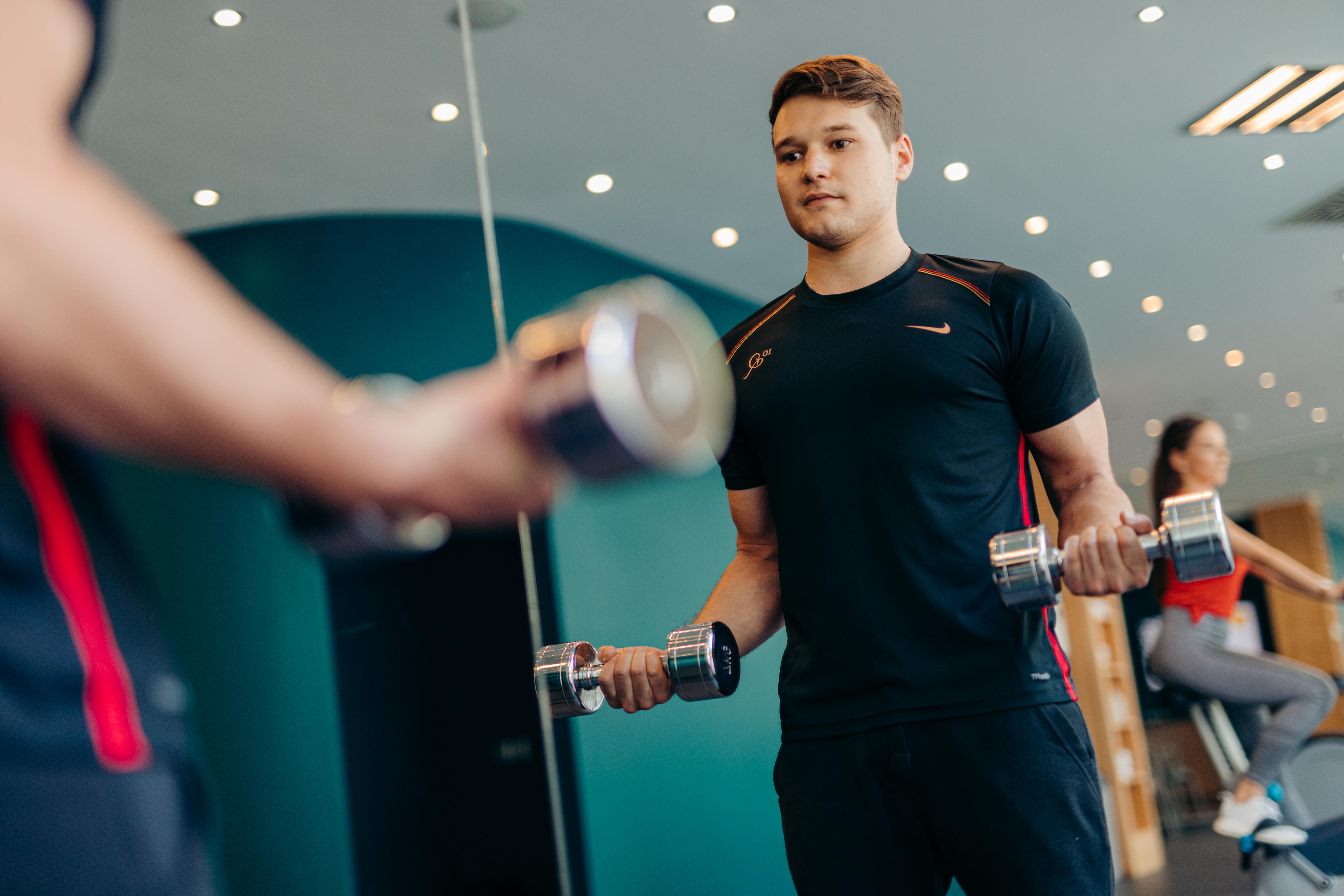 فندق بريستول برلين المظهر الخارجي الصورة Personal trainer working with a client