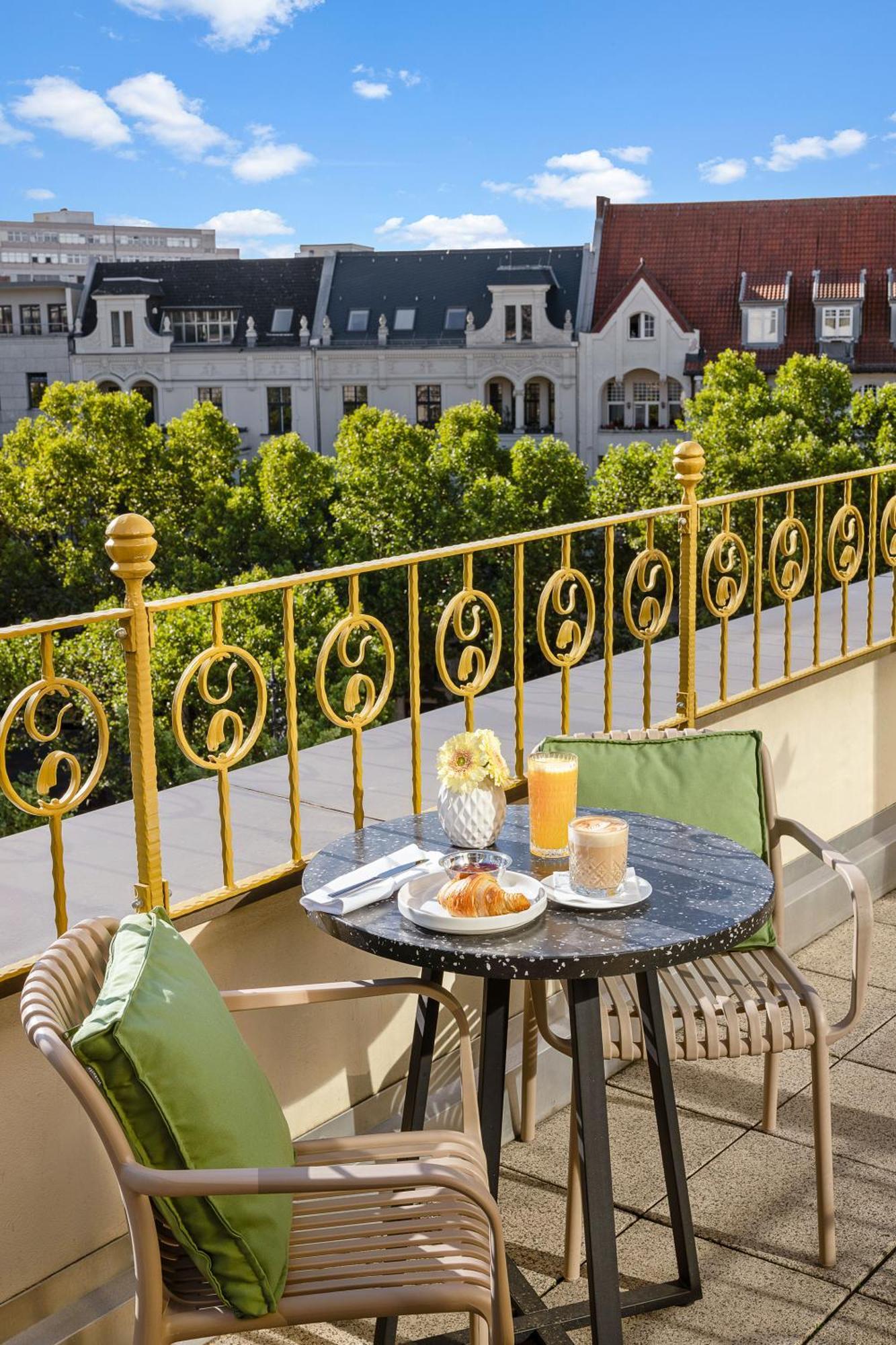 فندق بريستول برلين المظهر الخارجي الصورة A balcony at the hotel