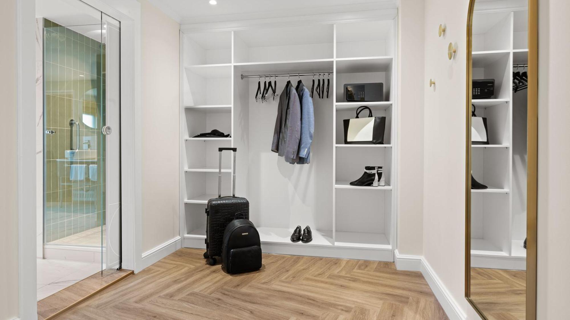 فندق بريستول برلين المظهر الخارجي الصورة A modern wardrobe